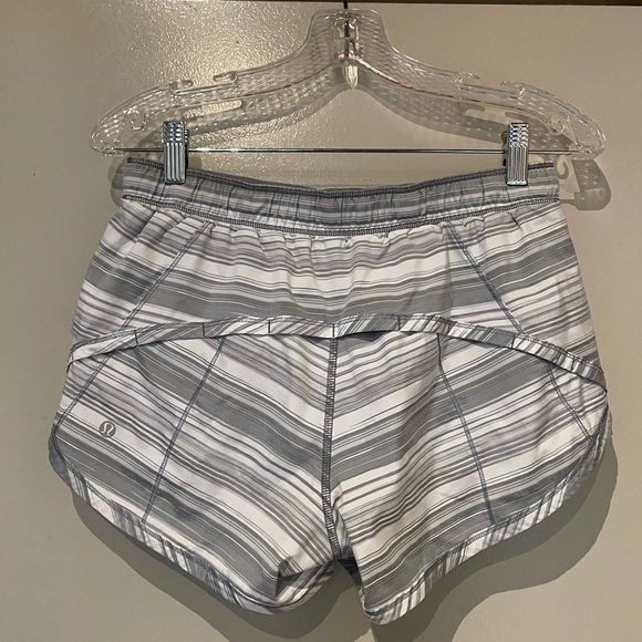 lululemon hotty hot low rise lined shorts 4” - Picture 4 of 4